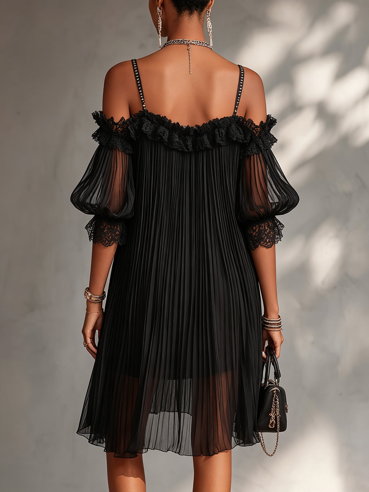 Vittoria | Mini Vestido Negro de Gasa con Hombros Descubiertos y Bordado de Encaje