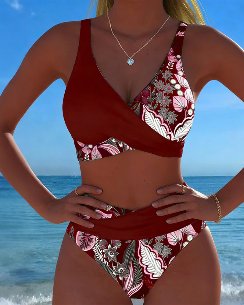 Bikini de color en contraste a la moda floral