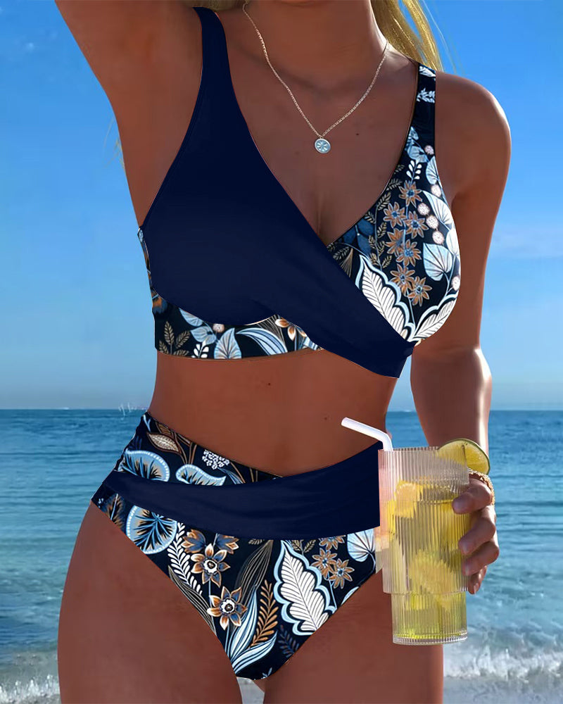 Bikini de color en contraste a la moda floral