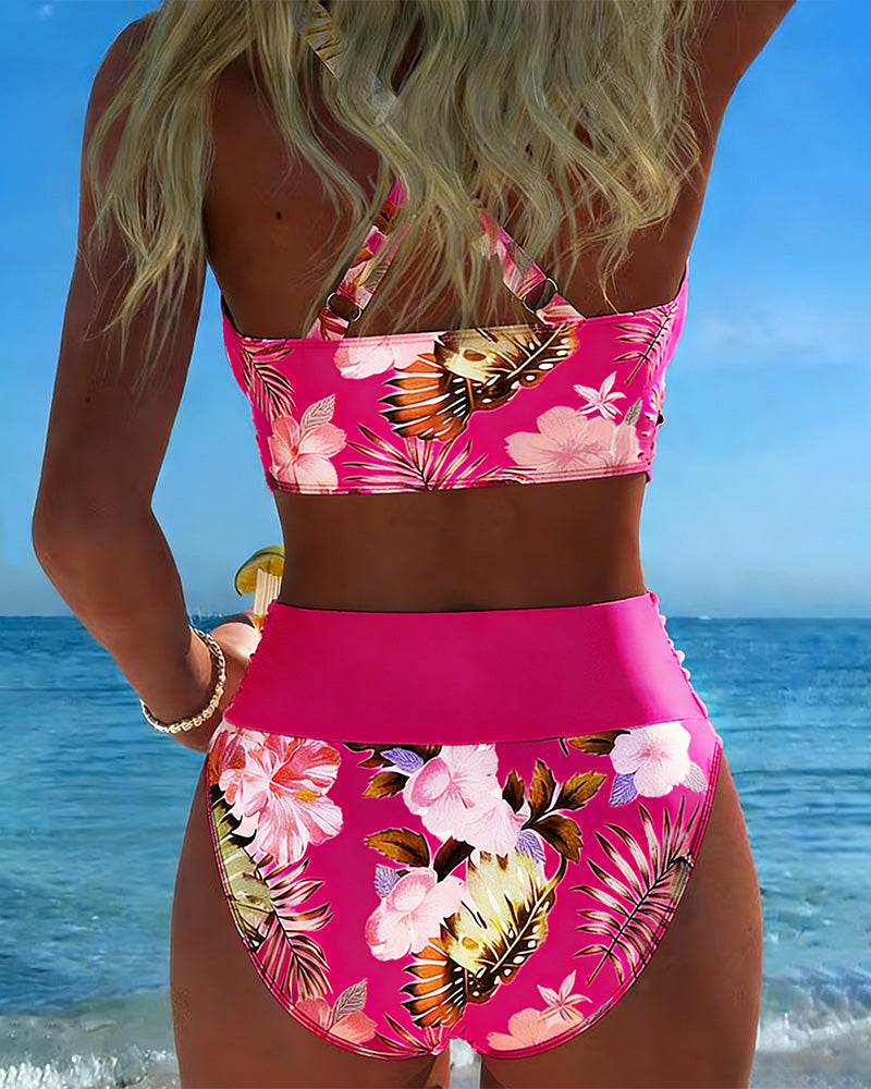 Bikini de color en contraste floral con abertura