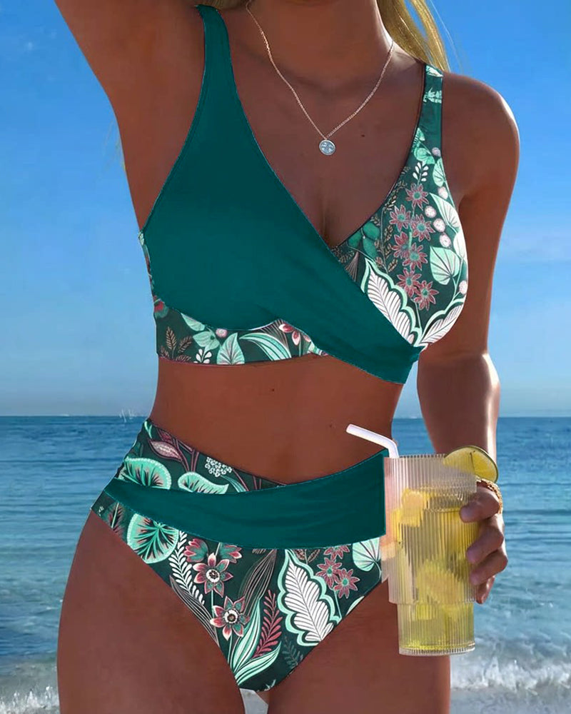 Bikini de color en contraste a la moda floral