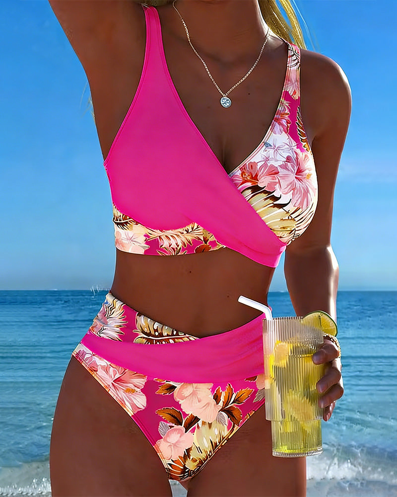 Bikini de color en contraste floral con abertura