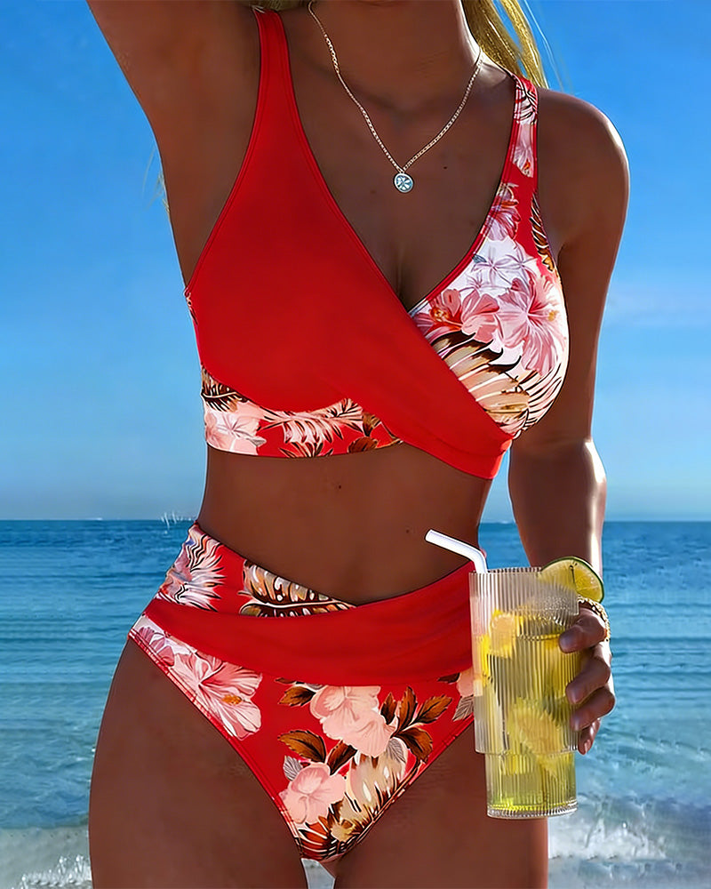Bikini de color en contraste floral con abertura