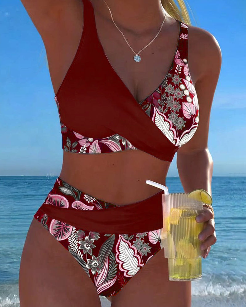 Bikini de color en contraste a la moda floral