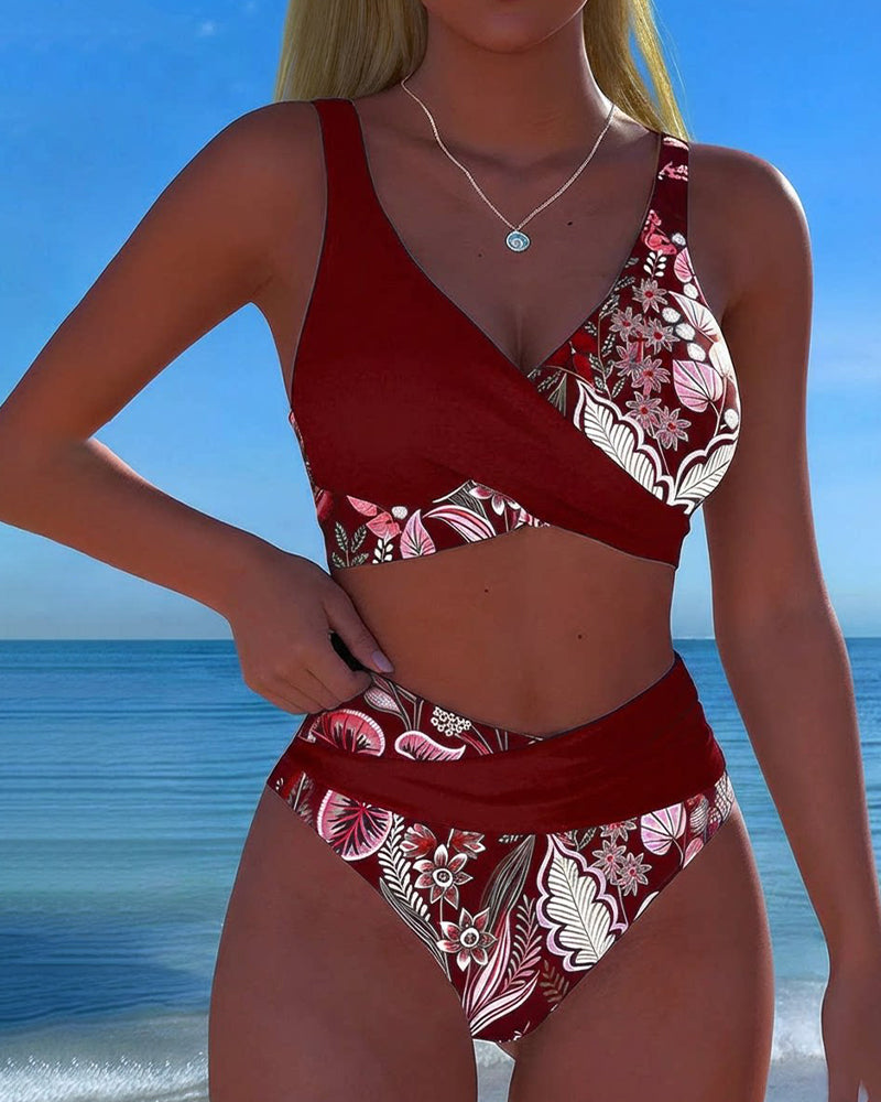 Bikini de color en contraste a la moda floral