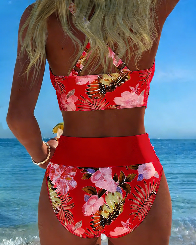 Bikini de color en contraste floral con abertura