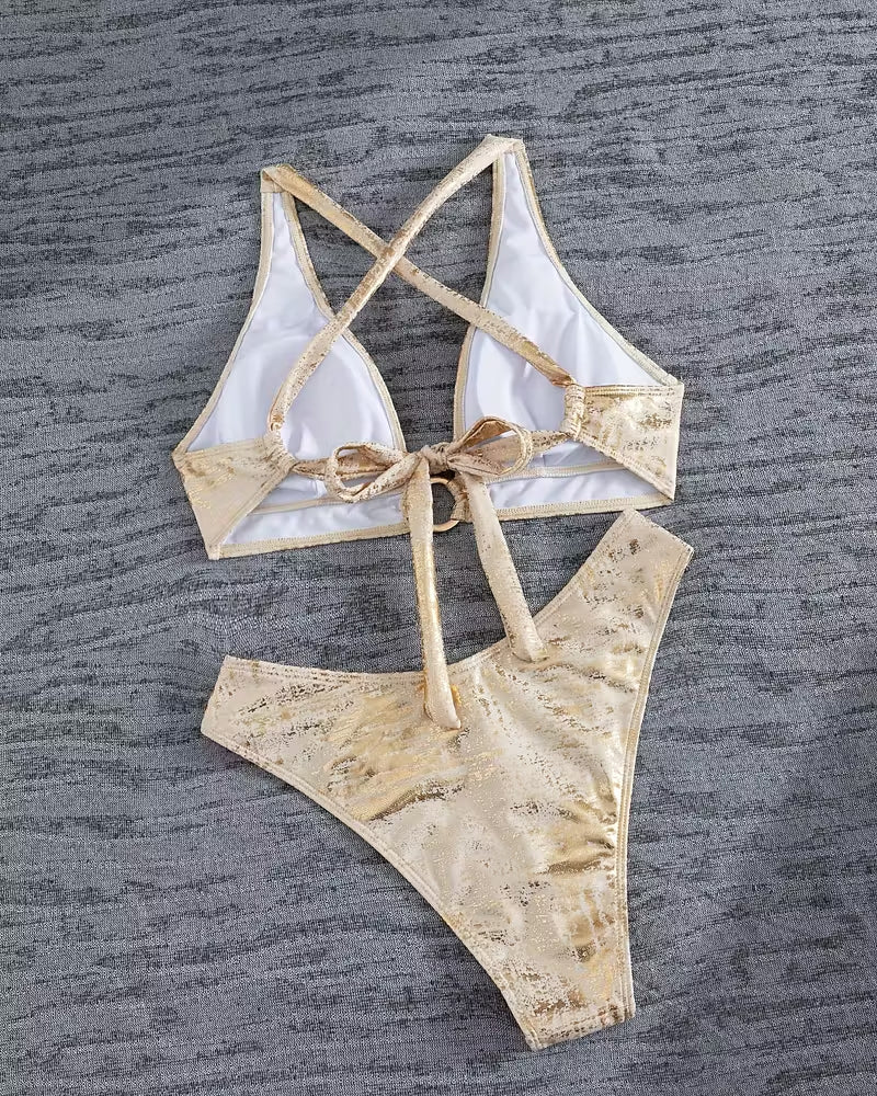 Bikini con diseño de hebilla metálica