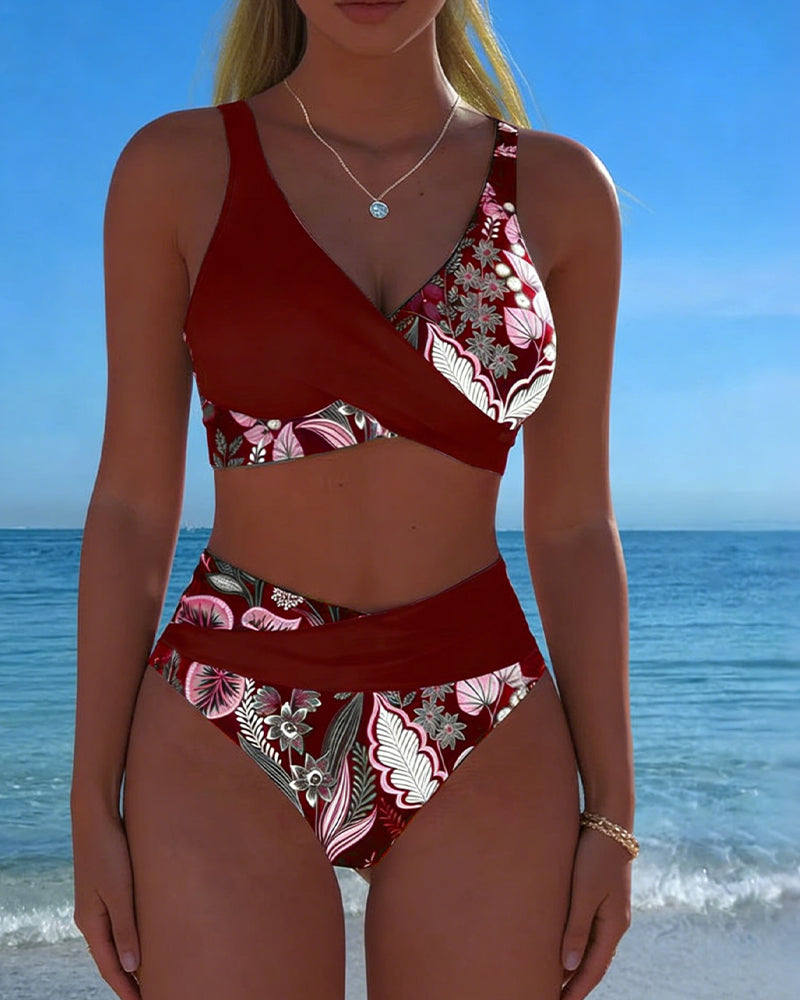 Bikini de color en contraste a la moda floral