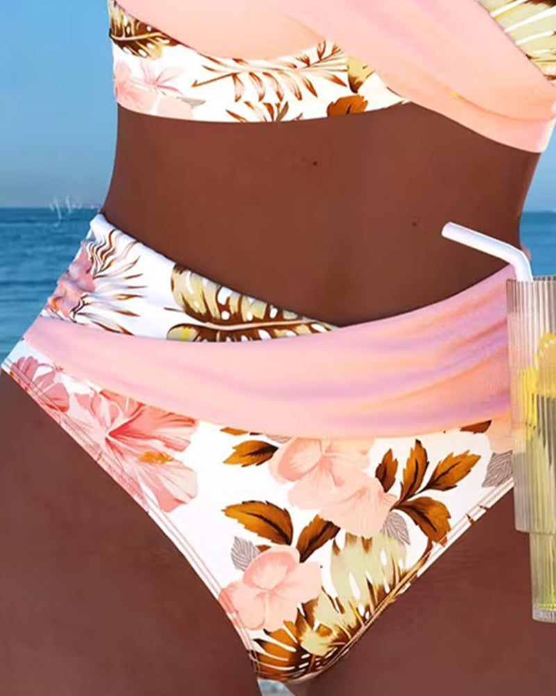 Bikini de color en contraste floral con abertura