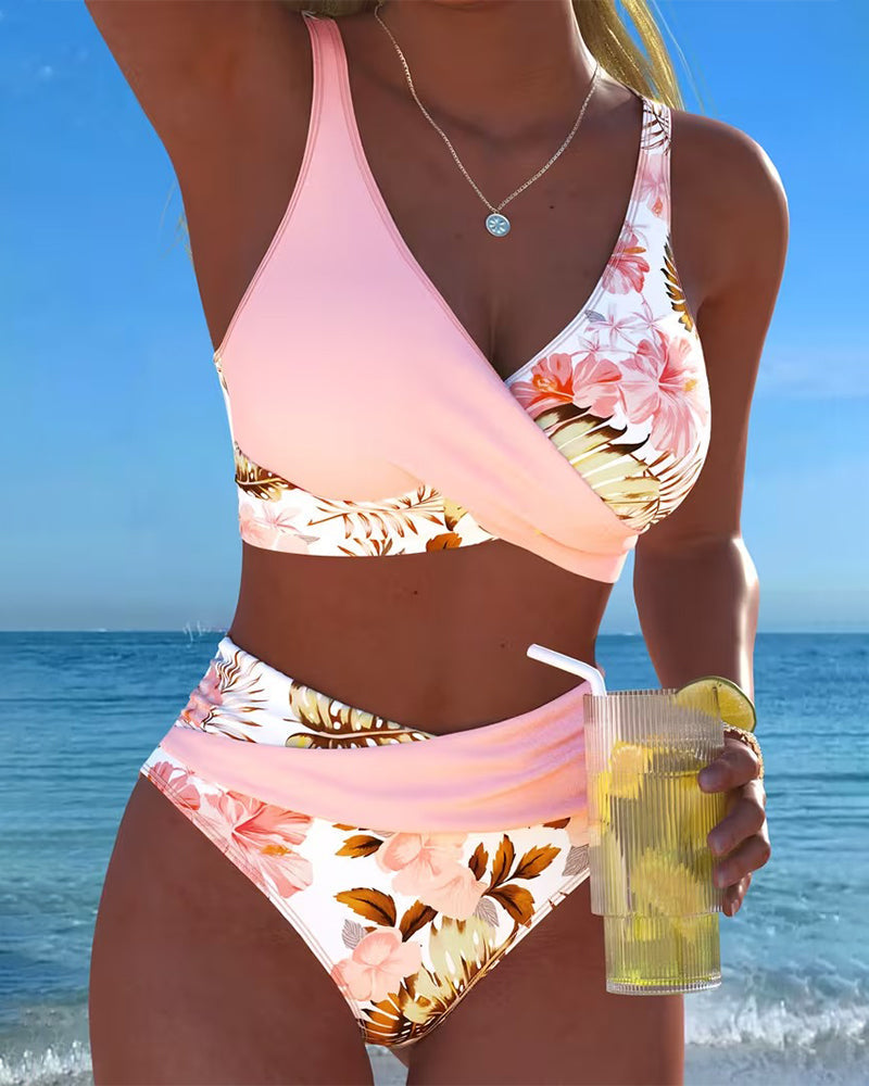 Bikini de color en contraste floral con abertura