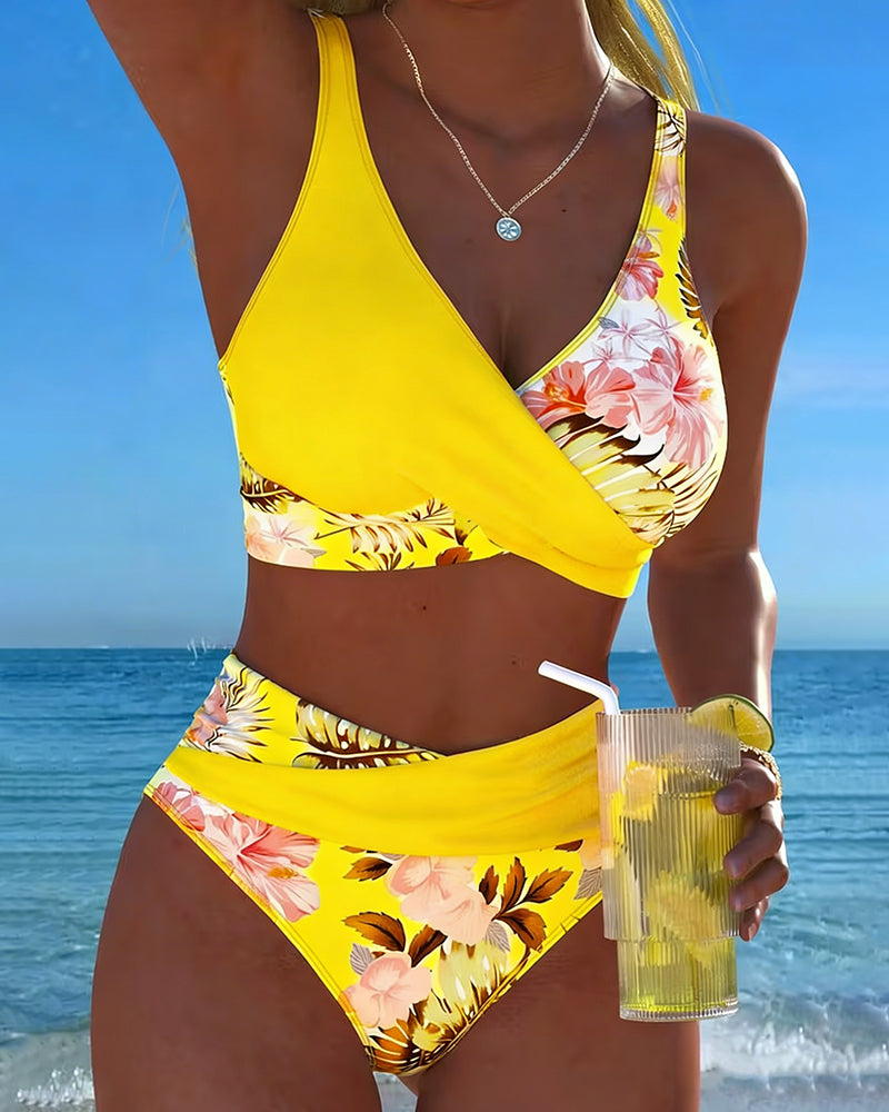 Bikini de color en contraste floral con abertura