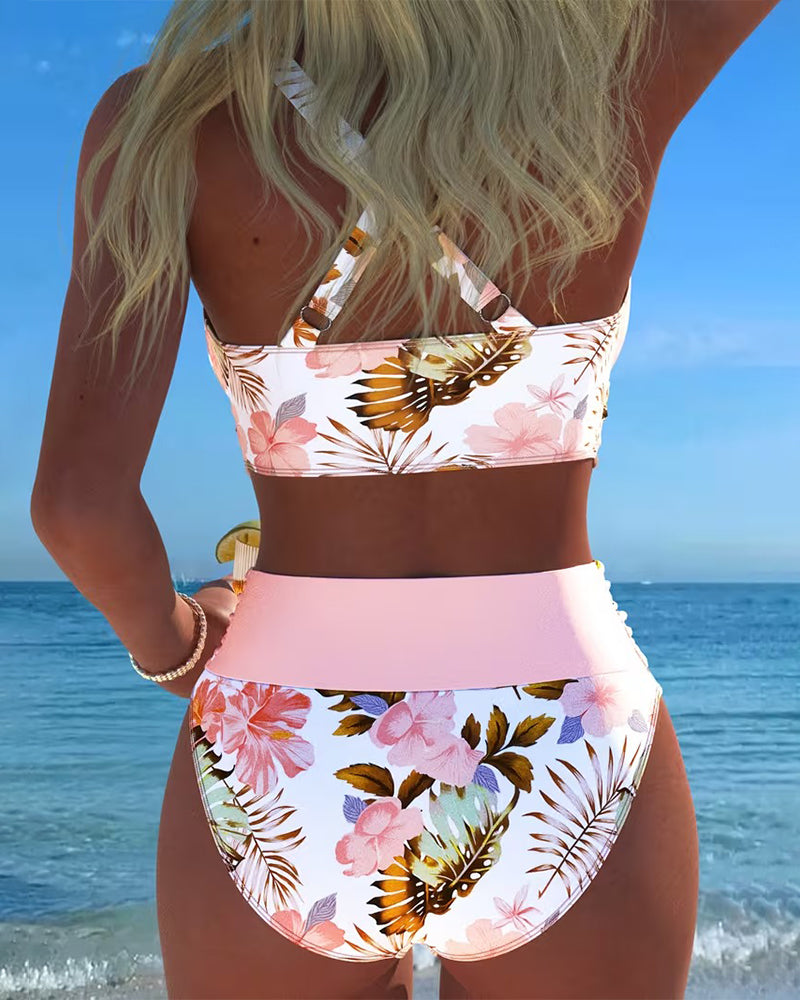 Bikini de color en contraste floral con abertura