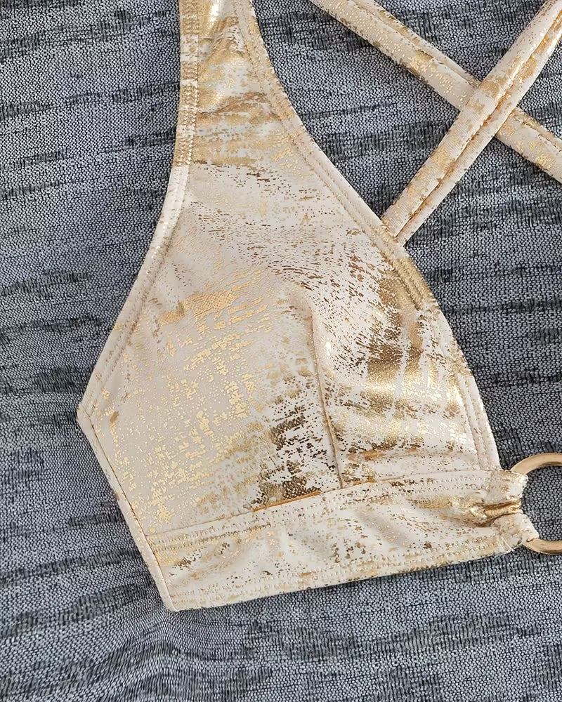 Bikini con diseño de hebilla metálica