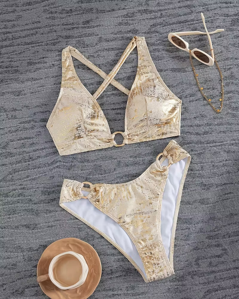 Bikini con diseño de hebilla metálica