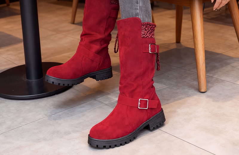 Botas de caña media en rojo en la calle, detalle de la suela gruesa